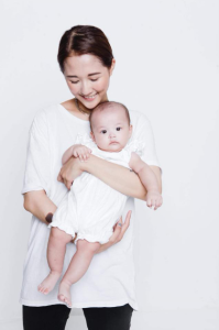 Mẹ băn khoăn khi chọn bát ăn dặm cho bé