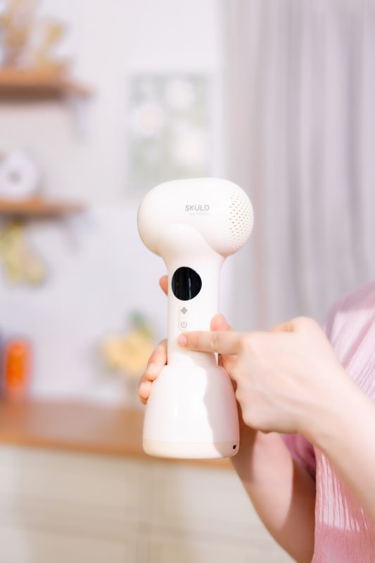 Mẹ đang dùng máy sấy tóc không dây SKULD D3 sấy tóc cho bé yêu
