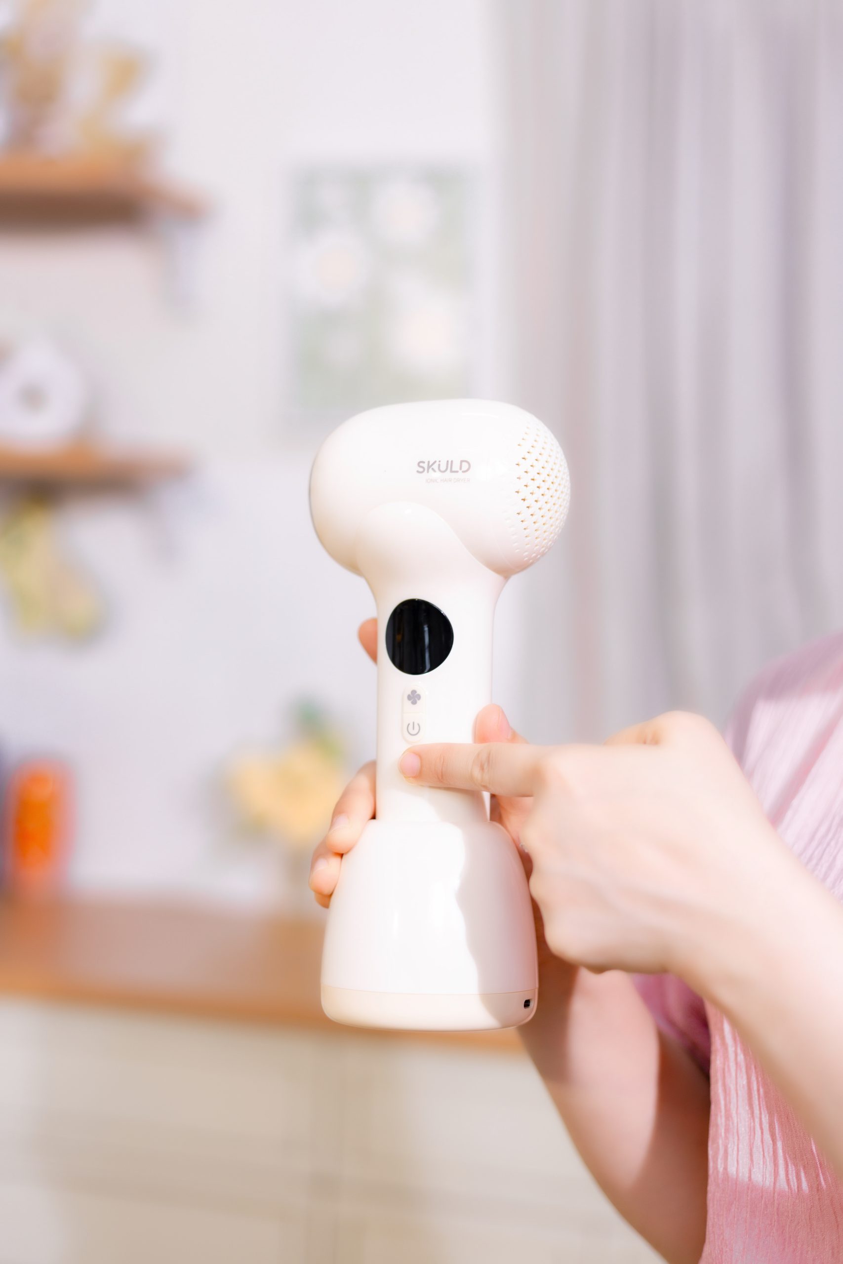 Mẹ đang dùng máy sấy tóc không dây SKULD D3 sấy tóc cho bé yêu